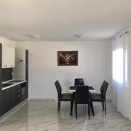 2 Bedroom Gorgeous In Apartment