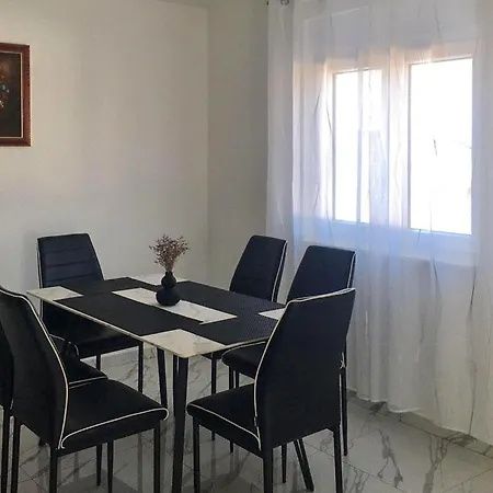 2 Bedroom Gorgeous In Apartment *