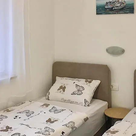 2 Bedroom Gorgeous In Apartment *