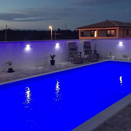 2 Bedroom Gorgeous In Apartment